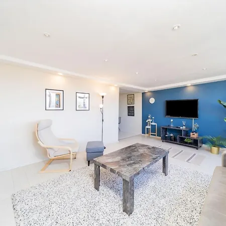 Апартаменти Superb Flat Near Hadrian'S Gate
